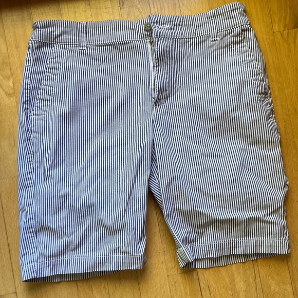 GAP Shorts NWOT Sz 10 Pin Stripe - Picture 1 of 4